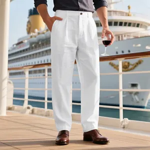 Pantalon en lin blanc pour homme coupe droite dans un cadre de croisière chic.
