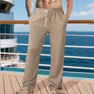 Détail d'un pantalon décontracté pour homme beige avec cordon de serrage sur un croisière