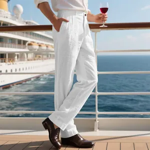 Vue détaillée du pantalon en lin blanc pour homme sur un pont, idéal pour les vacances