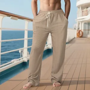 Pantalon de plage léger marron pour hommes avec cordon de serrage sur un pont de croisière