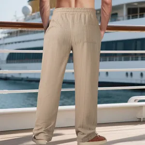 Vue arrière du pantalon décontracté beige aspect lin à carreaux pour homme sur pont