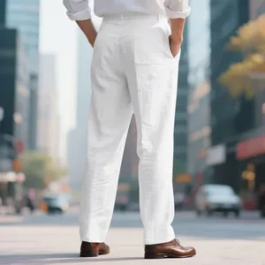 Gros plan de la vue arrière d'un pantalon en lin blanc pour homme avec jambe droite.