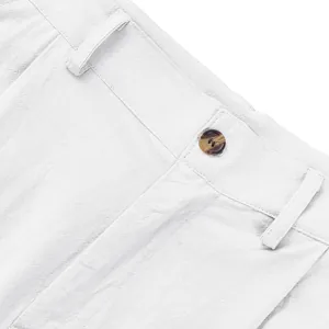Gros plan sur le bouton de taille et les passants de ceinture d'un pantalon en lin blanc