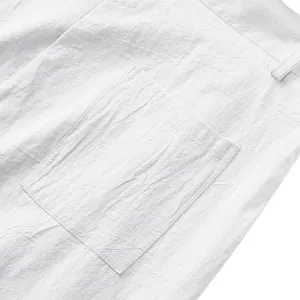 Détail de la texture en lin blanc et de la poche plaquée d'un pantalon décontracté