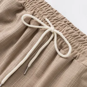 Détail du pantalon décontracté pour hommes à carreaux avec taille élastique à cordon