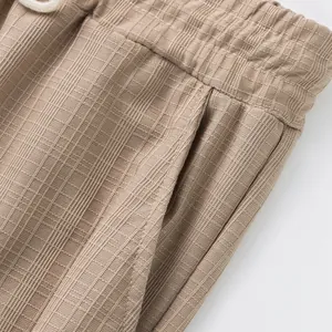 Gros plan sur la taille élastique et la poche d'un pantalon décontracté pour hommes