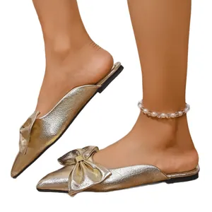Eleganti sabot dorati a punta con fiocco chic e comoda suola piatta per estate.