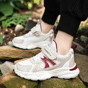 Zapatillas chunky de malla transpirable para niños en blanco y beige con detalles rojos