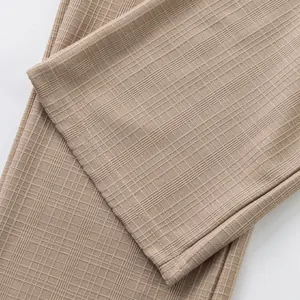 Gros plan sur la texture à petits carreaux de ce pantalon d'été léger pour hommes