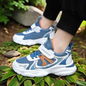 Zapatillas de malla transpirable para niños en azul y blanco con tiras de velcro