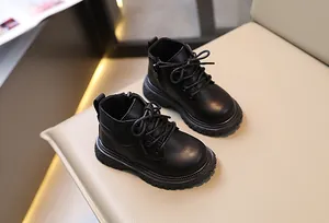 Vista detallada de las clásicas botas Martin negras para niños con cordones y cremallera