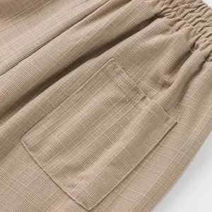 Vue détaillée du pantalon d'été pour hommes aspect lin avec taille élastique et poche latérale
