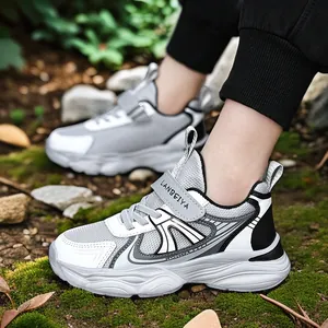 Zapatillas para niños de malla transpirable en blanco y gris, ligeras y cómodas.
