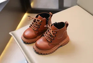 Primer plano de botas Martin marrones para niños con cremallera lateral y cordones