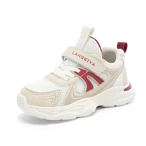 Zapatillas de malla transpirable para niños en beige y rojo con velcro ajustable para 2025