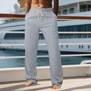 Gros plan d'un pantalon de plage léger gris clair à carreaux pour hommes sur pont
