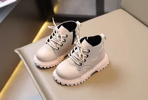 Detalle de botas Martin beige para niños con diseño de cordones y cremallera lateral