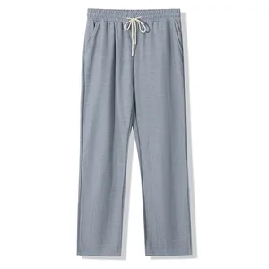Vue détaillée du pantalon décontracté léger pour hommes avec texture quadrillée et cordon.