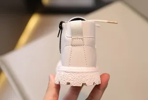 Vista posterior bota Martin blanca para niños con cremallera lateral y suela de alta tracción.