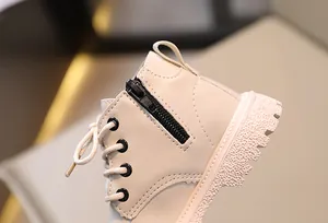 Detalle en primer plano de bota Martin para niños con cremallera lateral y costuras