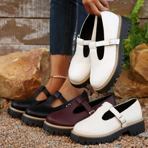Detalle de zapatos Mary Jane retro con plataforma y correas con hebilla en varios colores