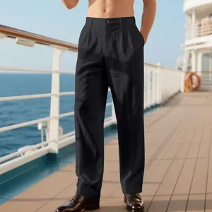 Détail du pantalon décontracté élégant en lin noir pour homme sur un pont de croisière.