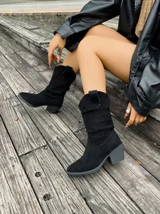 Bottes de cowboy noires tendance avec effet plissé, talon épais et bout pointu élégant