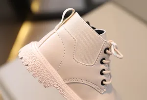 Primer plano detallado de bota Martin para niños en color crema con suela antideslizante robusta
