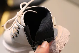 Detalle de bota Martin infantil con cremallera lateral y forro de malla transpirable