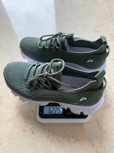 Vista detallada que muestra el peso ligero de 622,5 g de estas zapatillas verdes.