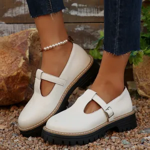 Primer plano de zapatos Mary Jane retro blancos con tira en T y suela de plataforma