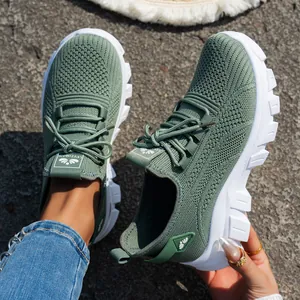 Vista detallada de zapatillas de punto transpirable verde con suelas blancas gruesas