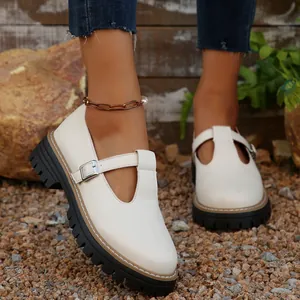 Primer plano de zapatos Mary Jane retro de punta redonda con suelas gruesas de taco