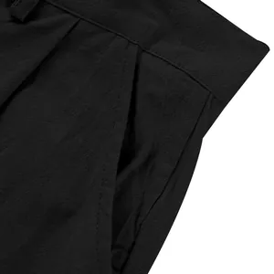Gros plan détaillé d'un pantalon Gurkha en lin noir montrant la poche et les coutures.