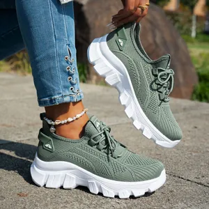 Primer plano de zapatillas de punto transpirable verde oliva con suelas blancas para mujer