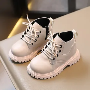 Clásicas botas Martin para niños en color crema estilo británico para otoño invierno.