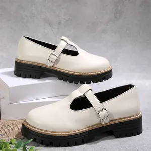Vista lateral detallada de zapatos Mary Jane retro color crema con suelas gruesas