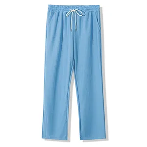 Détail du pantalon pour homme bleu clair en imitation lin avec texture à carreaux