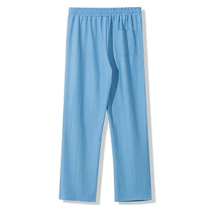 Vue arrière du pantalon décontracté bleu clair pour homme en tissu texturé aspect lin