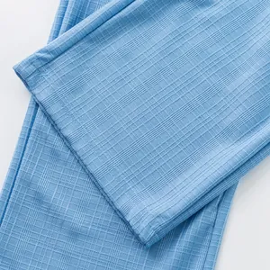 Détail du tissu en faux lin à carreaux bleu clair pour pantalon décontracté d'été pour hommes