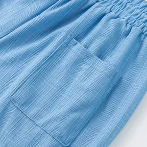 Détail en gros plan d'un pantalon décontracté bleu clair pour homme avec poche et texture