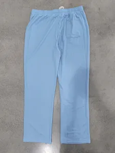 Vue détaillée du pantalon d'été léger bleu pour hommes avec poche arrière et texture gaufre
