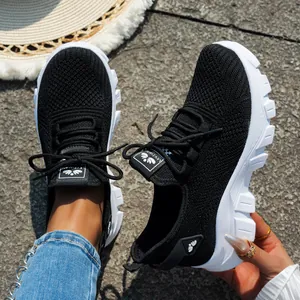 Detalle de zapatillas de running negras de flyknit para mujer con malla transpirable y suela