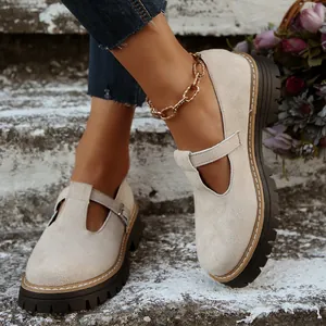 Vista detallada de zapatos Mary Jane de ante beige con correa en T y suela gruesa