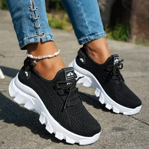 Primer plano de zapatillas negras transpirables con suelas de plataforma blancas