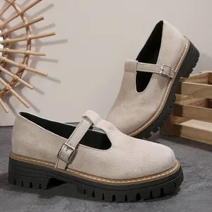 Vista detallada de zapatos Mary Jane de ante beige con suela de plataforma y hebilla