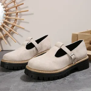 Primer plano de zapatos de plataforma de ante beige retro con detalle de hebilla