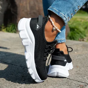 Detalle de zapatillas de flyknit negro transpirable con suelas blancas gruesas en modelo