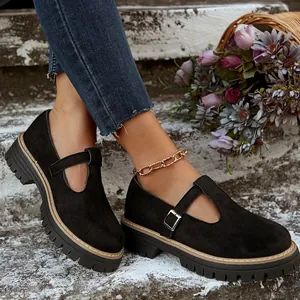 Detalle de primer plano de zapatos Mary Jane de ante negro vintage con suela de plataforma gruesa
