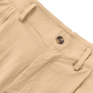 Détail de la taille d'un pantalon décontracté en lin beige pour homme avec bouton et texture